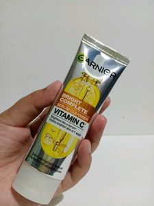 Garnier Sunscreen &amp; Vitamin C Cleanser Duo