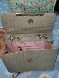 Chic Beige Croc-Embossed Chain Bag