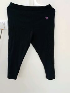 Twin Birds Black Capri Leggings