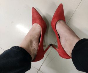 JIMMY MOKERR ITALY.. PUMPS.. 38..BUT SIZE IS BIGGER