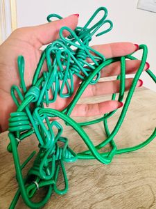 Elastic Clothline With 12 Clips