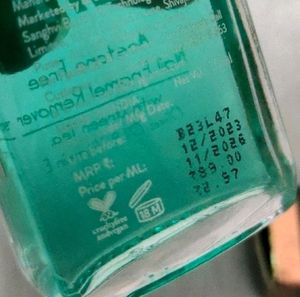 Myglamm Nail Polish Remover.