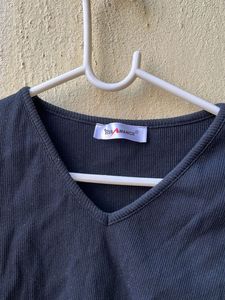 Cute Black V-Neck ribbed Crop Top