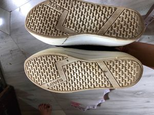 Levi&#39;s Black Sneakers