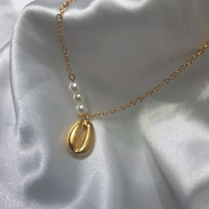 Shell Pearl Necklace