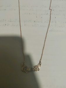 IT IS A NECKLACE FOR WOMEN OR GIRLS