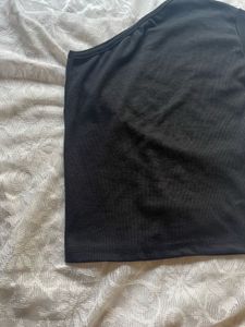 Black One-Shoulder Long Sleeve Top