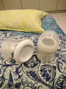 Avent Manual Breast Pump &amp; Bottle
