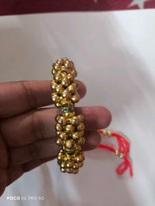 स्टाइलिश वीमेन राखी — आकर्षक मोती डिज़ाइन में