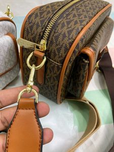 MK BRADSHAW MEDIUMCAMERA CROSS BODY BAG*