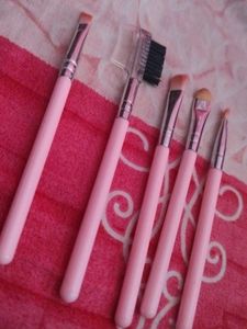 Combo-Eyeshadow Palette And Makeup Brushes
