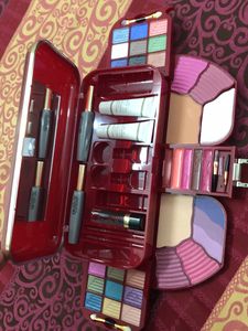 ❗️❗️Clearance Makeup Kit❗️❗️