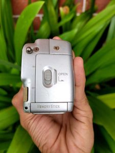 SONY CYBERSHOT DSC-P31 Digital Camera