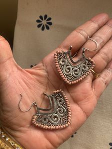 Jhumkaas