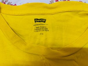 Levi’s - Yellow T-shirt for summer