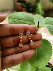 Dancing Couple 🫂Gold Look Alike Stud