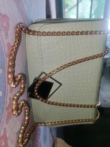 I&#39;m selling a brand new sling bag. It’s in perfect