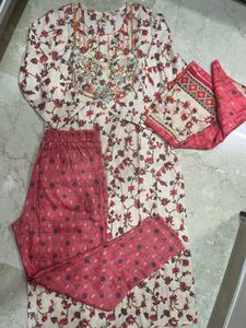 Kurta Pant Dupatta Set.