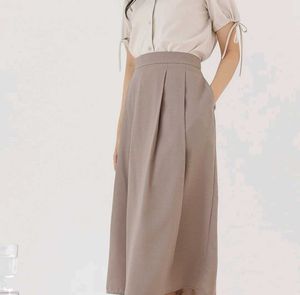 Chic Brown Midi Skirt with Side Pockets
