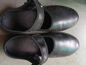 SCHOOL SHOES SIZE 8 FEMALE