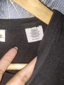 Levi&#39;s x Pokemon Pikachu Graphic CROP TOP