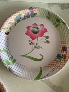 4 melamine Dinner Plates In Very Good Condition.