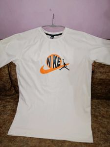 Nike T-shirt WITH FREE GIFT 🎁🎁💯
