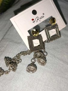 pair of 2 earrings,1 is stud and the other earing
