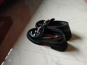 Elegant Black Glossy Loafers with Gold Chain.