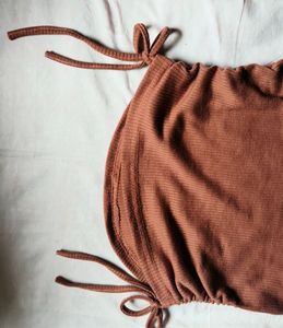 SSS brown square neck ruched knotted crop top 🦋