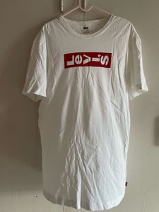 Levi’s white T-shirt