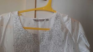 Avassa White Kurti