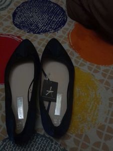 Flat huti Navy Colour Brandes New With Tag
