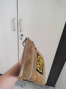 Sling Bag With 3 Storage Pockets