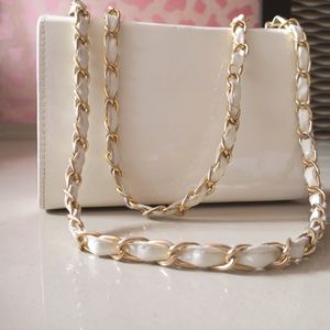 WHITE SLINGBAG