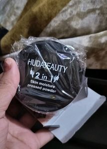Huda Beauty         2in1 Compact Powder     New With Tag