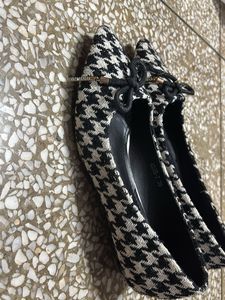 Chic Houndstooth Flats