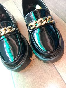 Chain Detailed Black Loafers