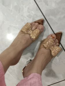 Golden Beautiful 3 Inch Heels: Size (8)