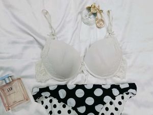 🇳🇿💫💗White Bra &amp; Polka Dot Panty Set