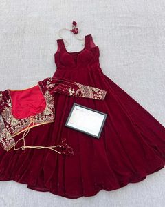 Totally new close Up Video Add Trendy Gown