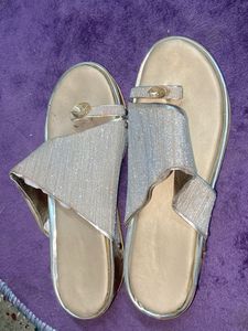 Golden heel for any occasion