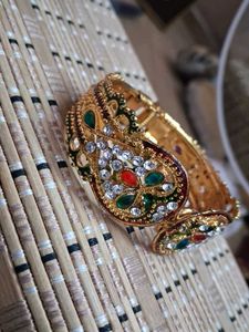 Stylish Gold Bangle
