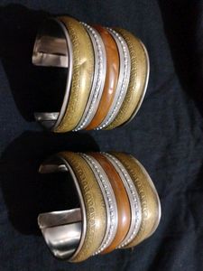 Combo Of Traditional Gujrati Bangles And Mangtika.