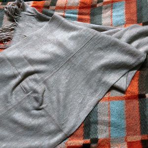 Neutral scarf with fringe