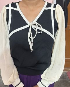 Its Cute Bow Black Nd White Top In Good Condition