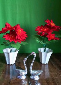 Swan Showpiece set in silver metal
