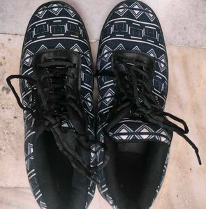 Unisex Black Canvas Sneakers