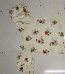 flower printed creamy blouson top