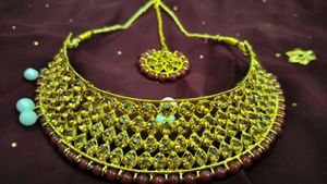 NECKLACE WITH MAANG TIKA